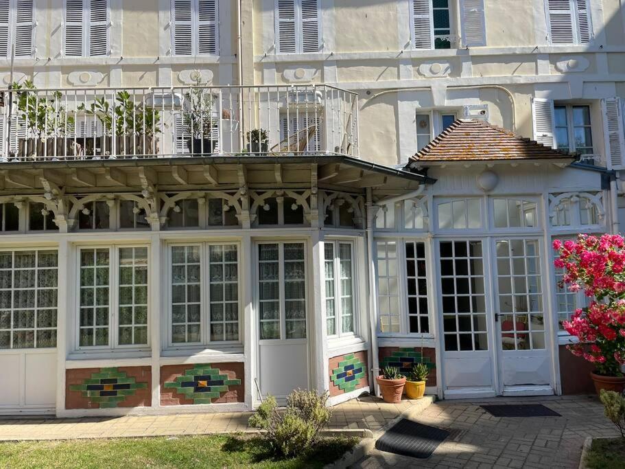 Tivoli, Trouville, 2min *